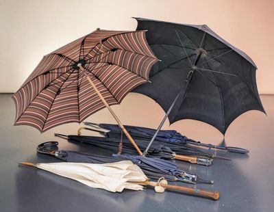 de nombreux parapluies posés sur une table