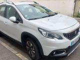 une voiture blanche garée sur le bord de la rue