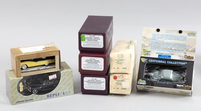 trois boîtes contenant différents modèles de voitures