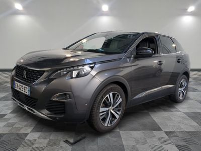la voiture grise est garée sur un carrelage à carreaux