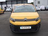 une camionnette jaune garée dans un parking