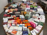 une table sur laquelle sont posés de nombreux livres