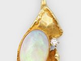 un pendentif en oplite et diamant