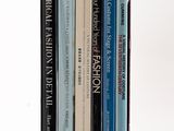 un grand nombre de livres qui se trouvent ensemble sur une étagère