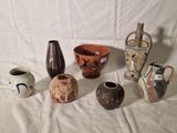 de nombreux types de vases différents posés sur un fond blanc
