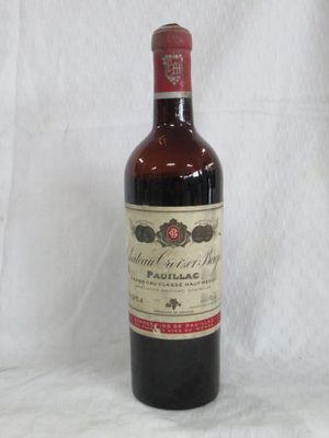 une bouteille de vin posée sur une table