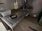 une cuisine avec un évier et une cuisinière