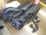 un parapluie noir posé sur une table en bois