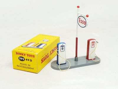 une station-service miniature avec une enseigne et un bidon d'essence