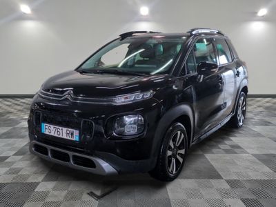 la citrole noire est garée sur un carrelage en damier