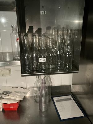 un comptoir sur lequel sont posés plusieurs verres à vin vides