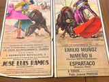 deux affiches posées sur une table, avec une personne debout devant elles