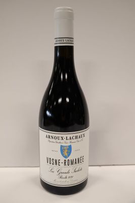 une bouteille de vin posée sur une table