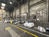 de nombreux sacs de bagages entreposés dans un grand entrepôt