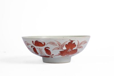 CHINE, XXeme Coupe en porcelaine de forme évasée, reposant s…
