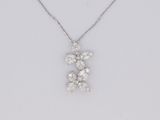 gros plan d'un collier de diamants sur fond blanc