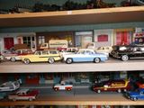 de nombreuses petites voitures sur une étagère dans un magasin de jouets