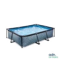 une grande piscine rectangulaire dotée d'une structure métallique