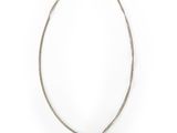 un collier blanc orné d'un disque en argent, monté sur une chaîne en argent