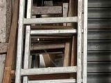 une échelle appuyée contre un mur dans un entrepôt