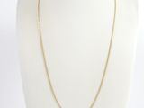 un collier à chaîne en or sur un mannequin mannequin mannequin mannequin mannequin mannequin mannequin mannequin mannequin mannequin