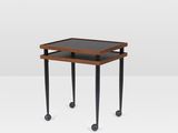 une image représentant une petite table avec un plateau et des pieds noirs