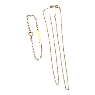 un gros plan d'un collier et d'une chaîne sur fond blanc