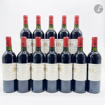 six bouteilles de vin rouge sont alignées