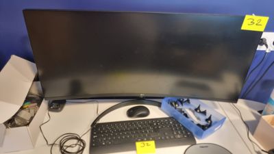 une image d'un écran d'ordinateur et d'un clavier sur un bureau