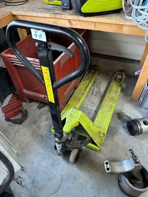 une photo d'un établi avec des outils posés dessus, dans un garage