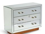 une commode à miroir comportant trois tiroirs et un socle en bois