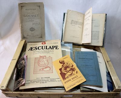 de nombreux livres dans une boîte en bois posée sur une surface blanche