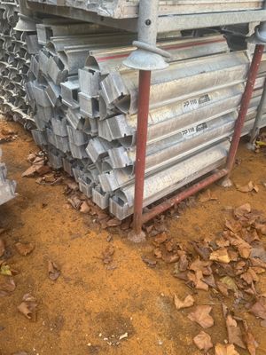 une pile de barres d'acier empilées les unes sur les autres