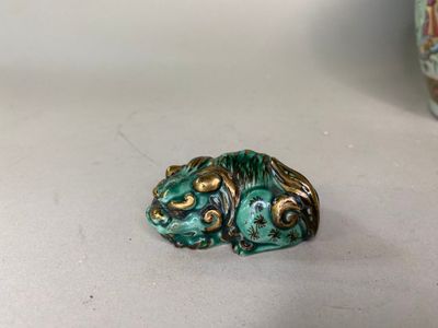 Chine, vers 1880 Shishi en biscuit émaillé vert et or.