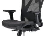 une chaise de bureau noire avec une assise et des accoudoirs noirs