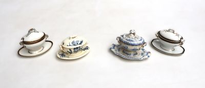 trois tasses à thé et soucoupes miniatures posées sur une table