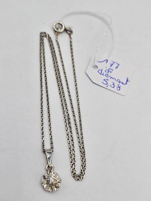 gros plan d'un collier sur une surface blanche avec une étiquette de prix