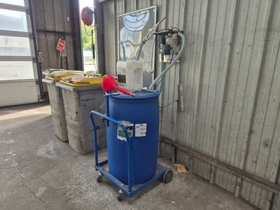 une image représentant un tambour bleu surmonté d'un chapeau rouge