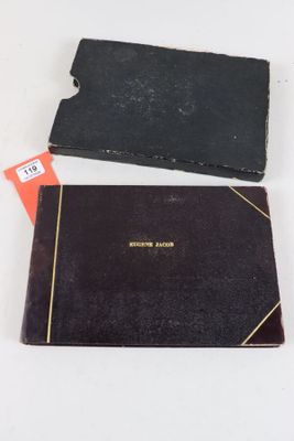 deux livres posés sur une table