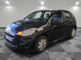 la photo d'une petite voiture noire garée dans un garage