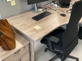 un bureau avec une chaise et un ordinateur dessus