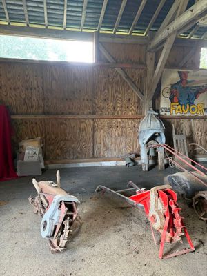 un homme qui tire une charrette dans laquelle se trouve un cheval