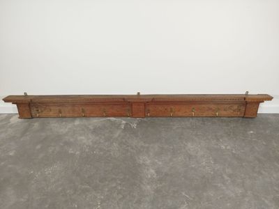 Patère murale en bois naturel mouluré et sculpté, de forme r…