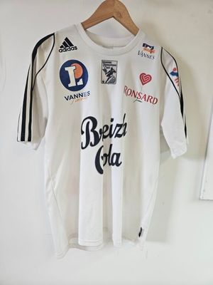 un maillot de football accroché au mur d'une pièce