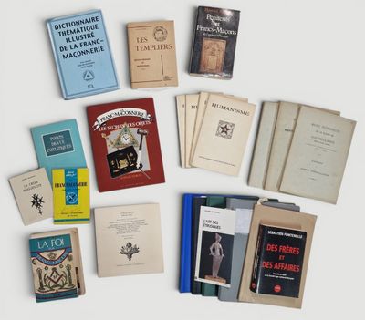 de nombreux livres empilés les uns sur les autres