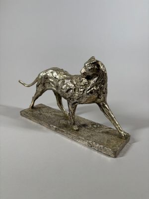 statue d'un lion sur un socle en marbre