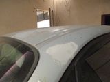 une voiture peinte en blanc et garée dans un garage