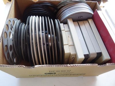 une boîte contenant différents types de disques