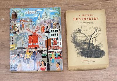 deux livres posés sur une table en bois