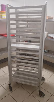 une photo d'une cuisine avec un support à casseroles